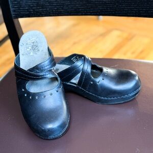Dansko Susana Black Leather Criss-Cross Strap Clogs EU 40